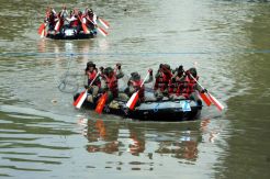 Peringati hari Kartini, para wanita tangguh adu cepat di sungai Kalimas