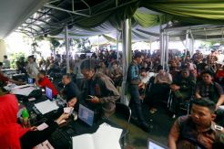 Ratusan warga mengantri serahkan SPT Tahunan di Bandung