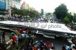 Papan reklame raksasa roboh di Palembang