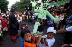Pawai ogoh-ogoh di Surabaya