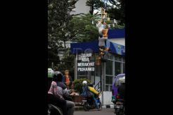 Patung panjat pinang sambut Pemilu