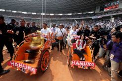 Hadiri kampanye di GBK, WIN-HT kayuh becak