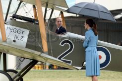 Pangeran William dan Kate Middleton kagumi pesawat antik