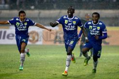 Tundukkan Arema Cronus, Persib kuasai puncak klasemen