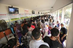 Libur panjang, ratusan warga mengantre tiket di Stasiun Senen