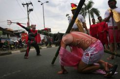 Warga saksikan Jalan Salib di Medan