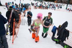 Permainan ski berbikini dan celana pendek