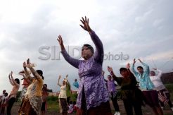 Peringati Hari Kartini, warga Tempu Rejo aerobik pakai kebaya