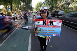 Peringati Hari Kartini, Polwan bagi-bagi bedak