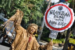 Manusia lumpur peringati Hari Bumi