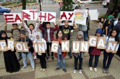 Peringati Hari Bumi, aktivis gelar long march di Bandung