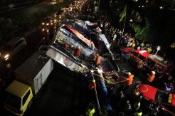 Papan reklame raksasa roboh timpa mobil dan motor