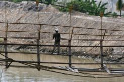 Jembatan ambruk, sejumlah siswa nyebur ke sungai