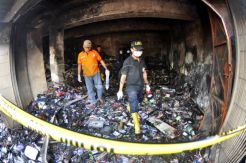 Polisi olah TKP lokasi kebakaran toko buku di Solo
