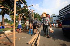 Pedagang Pasar Senen bangun kios di jalan