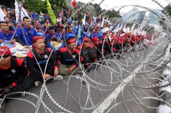 Ribuan buruh di Surabaya serukan penghapusan sistem kerja kontrak