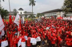 Rubuan buruh di Bandung tuntut pemerintah dan pengusaha hapuskan outsourching