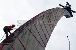Tak hanya Monas Patung Pancoran juga dibersihkan