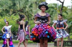 Gemerlapnya busana dari barang bekas