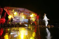 Eru hibur penggemar di Senayan