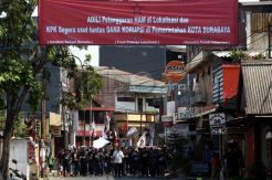 Ratusan warga tolak penutupan lokalisasi Dolly