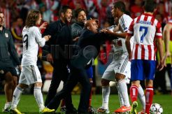Masuk lapangan pelatih Atletico Madrid diganjar kartu merah
