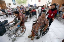 Bakti sosial Alfamart untuk Lansia