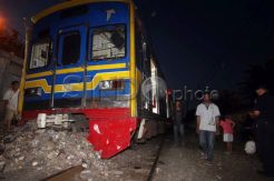 KRL keluar jalur akibat tabrak karung berisi kayu