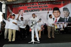 Cawapres Hatta Rajasa Sambangi Masyarakat Serang