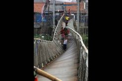 Jembatan Gantung Nyaris Putus di Banjir Kanal Barat