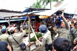 Puluhan Lapak di Pasar Bersehati Manado Ditertibkan