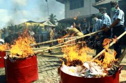 Kejari Palembang Musnahkan Barang Bukti Kejahatan
