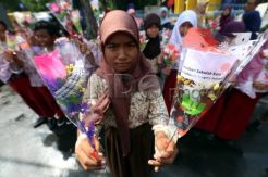 Berharap Sekolahnya Tetap Beroperasi, Sejumlah Siswa SD Bagi-Bagikan Bunga