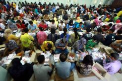 KPU Palembang Kerahkan 300 Pekerja Untuk Melipat Surat Suara Pilpres