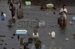 Ziarah di Makam yang Terendam Rob