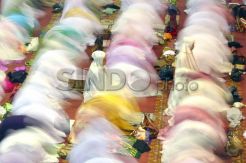 Umat Muslim Ikuti Tarawih di Medan