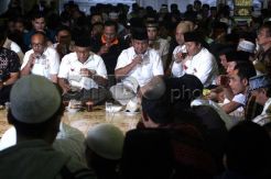Prabowo Didampingi Ical Buka Bersama di Masjid Kauman Yogyakarta