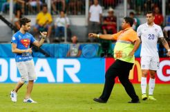 Aksi Nekat Suporter Masuk Lapangan Piala Dunia 2014