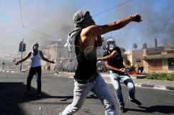 Pemuda Palestina Bentrok dengan Polisi Israel