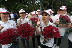 Relawan Cantik Pendukung Prabowo-Hatta Bagikan Bunga