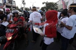 Laskar HT Bagikan Tajil di Makassar