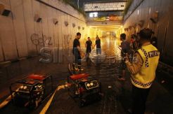 Petugas Sedot Banjir Underpass Gandaria