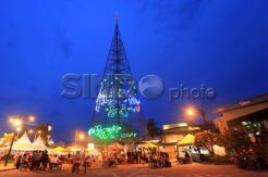 Warga Manado Padati Pohon Kasih Megamas Untuk Berbuka Puasa