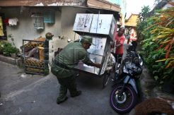 Bawa Kotak Suara dengan Becak