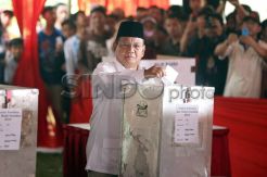 Ditemani Anaknya, Capres Prabowo Nyoblos di TPS 02 Hambalang