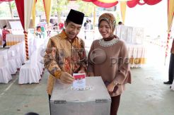 Walikota Palembang Romi Herton Nyoblos di TPS 23 Lorok Pajo