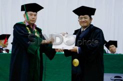 Ahmad Heryawan Peroleh Doctor Honoris Causa