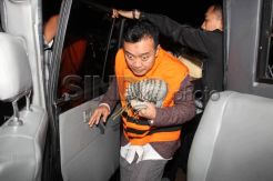 KPK Tahan Bupati Karawang Beserta Istrinya