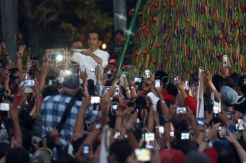 Jokowi Potong Tumpeng di Tugu Proklamasi