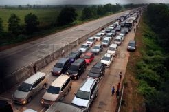 Antrean Kendaraan Pemudik di Pintu Tol Penjagan
